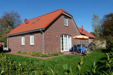Blaue Möwe - Freistehendes Ferienhaus (100qm) für 6 Personen mit Garten, Kamin, 2 Bädern