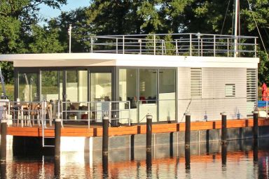 Hausboot - FLOATING 44 in Ueckermünde - FLOATING 44 schwimmendes Ferienhaus für den besonderen Urlaub auf dem Wasser